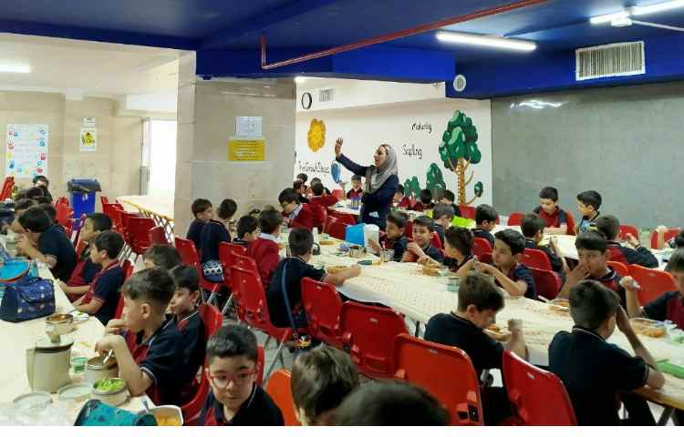 توزیع ناهار در سالن نارهار خوری 2