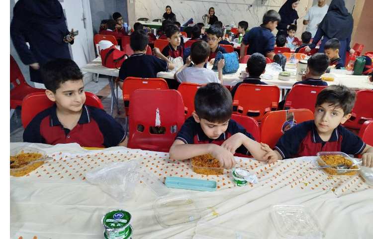 توزیع ناهار در سالن نارهار خوری 3