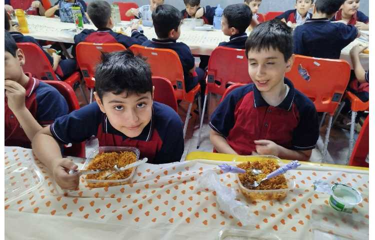 توزیع ناهار در سالن نارهار خوری 4