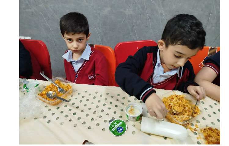 توزیع ناهار در سالن نارهار خوری 5