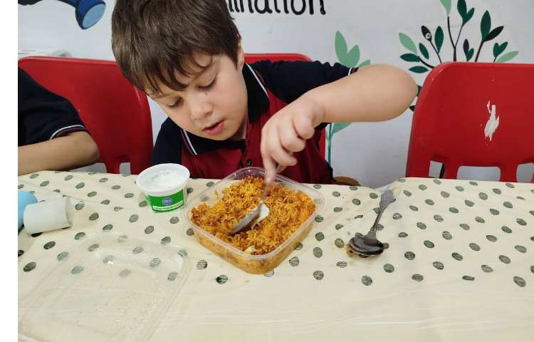 توزیع ناهار در سالن نارهار خوری 6