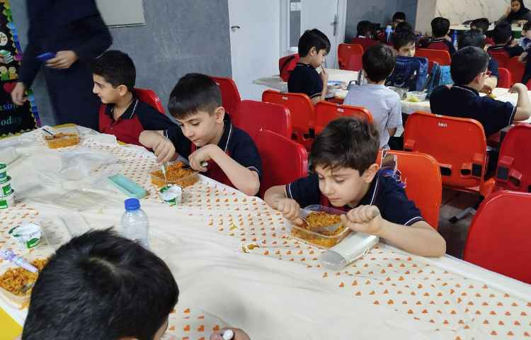 توزیع ناهار در سالن نارهار خوری 7