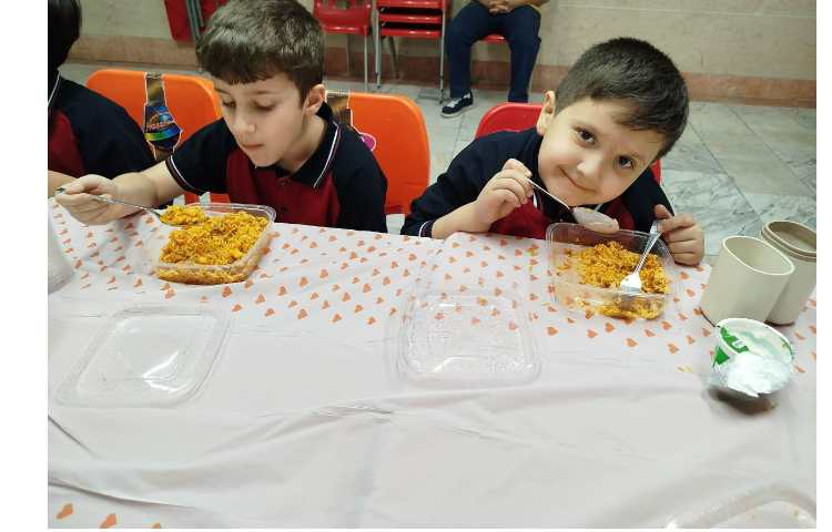 توزیع ناهار در سالن نارهار خوری 8