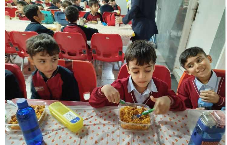 توزیع ناهار در سالن نارهار خوری 9