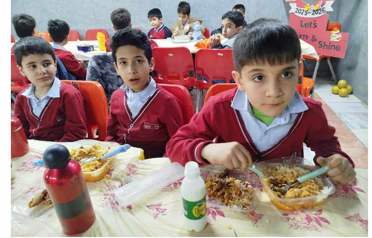 توزیع ناهار در سالن ناهارخوری 0