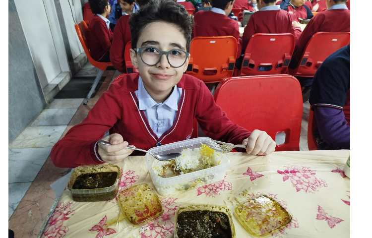 توزیع ناهار در سالن ناهارخوری 0