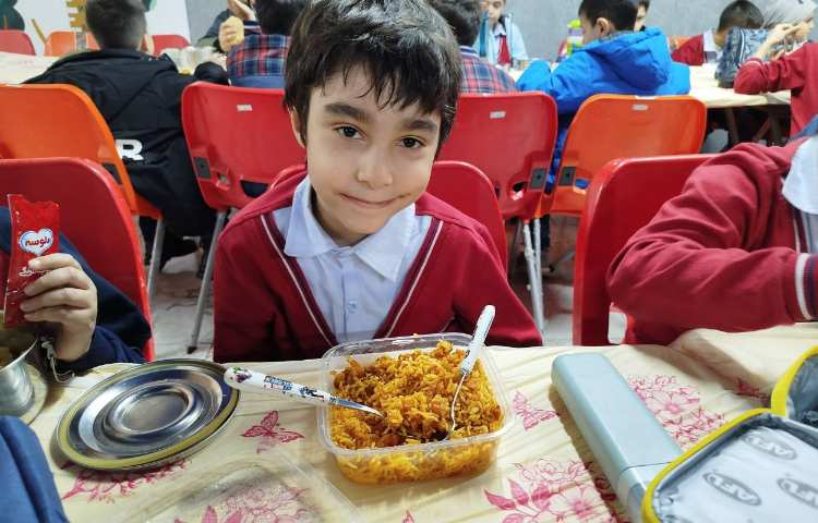 توزیع ناهار در سالن ناهارخوری 0