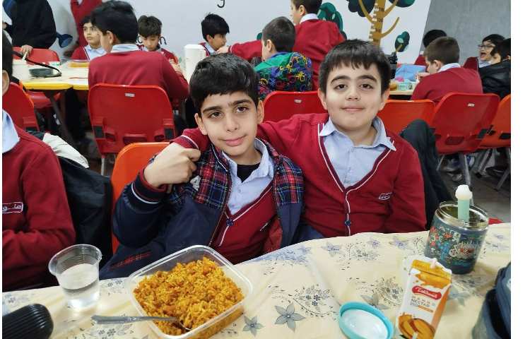 توزیع ناهار در سالن ناهارخوری 0