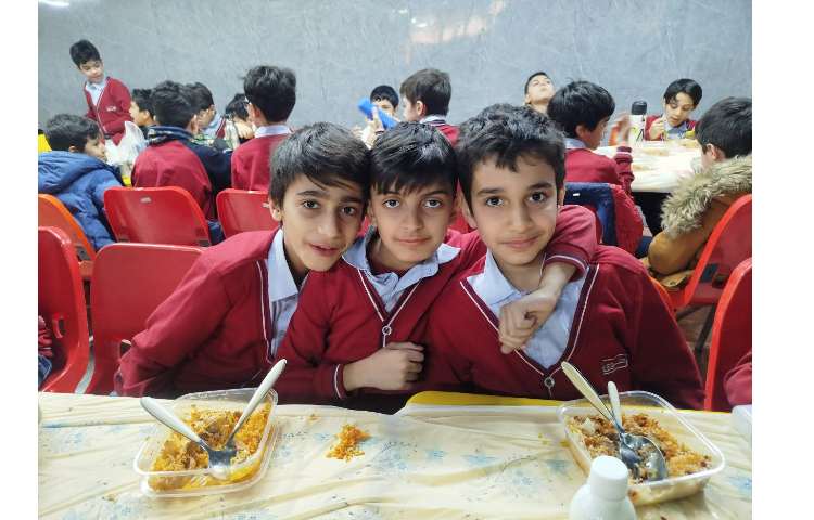 توزیع ناهار در سالن ناهارخوری 0