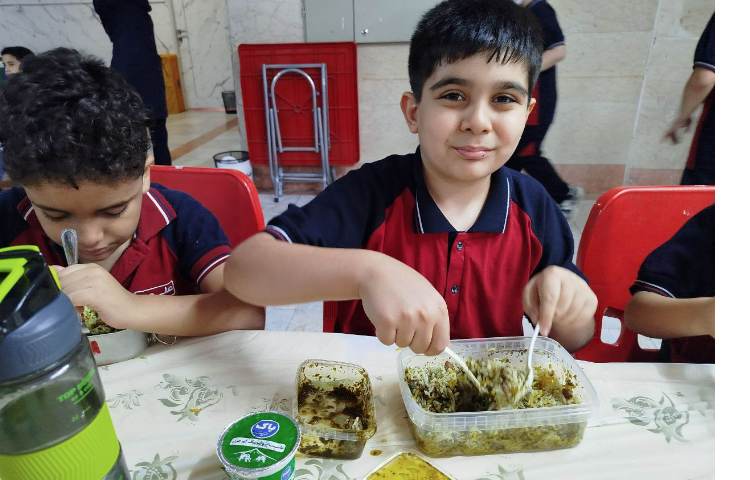 توزیع ناهار در سالن ناهارخوری 1