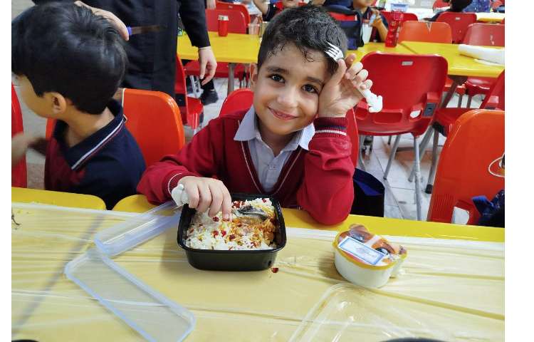 توزیع ناهار در سالن ناهارخوری 1