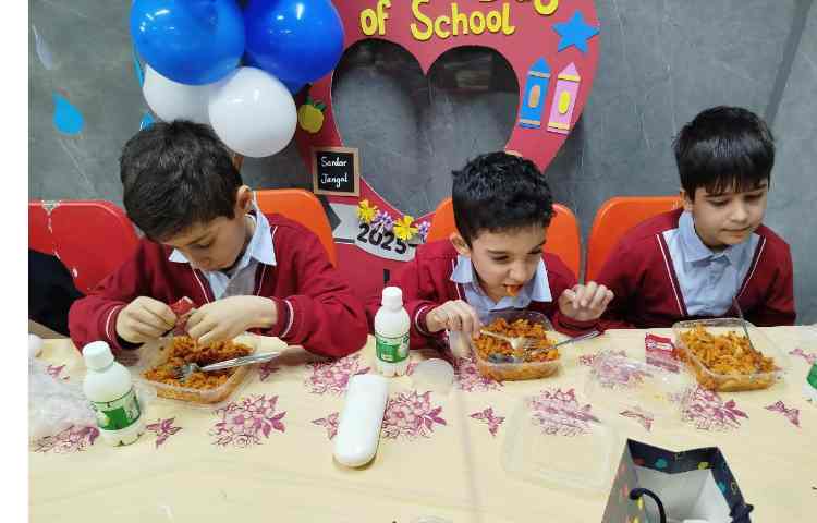 توزیع ناهار در سالن ناهارخوری 1