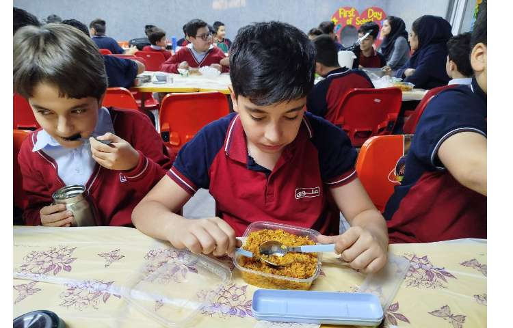 توزیع ناهار در سالن ناهارخوری 1