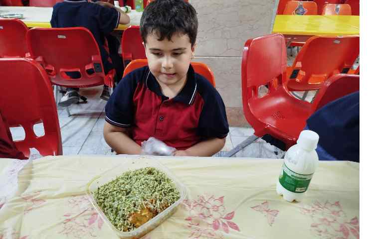 توزیع ناهار در سالن ناهارخوری 1