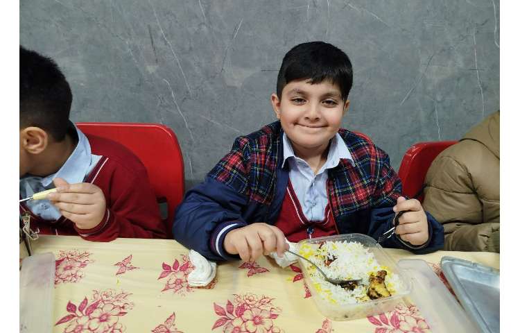 توزیع ناهار در سالن ناهارخوری 1