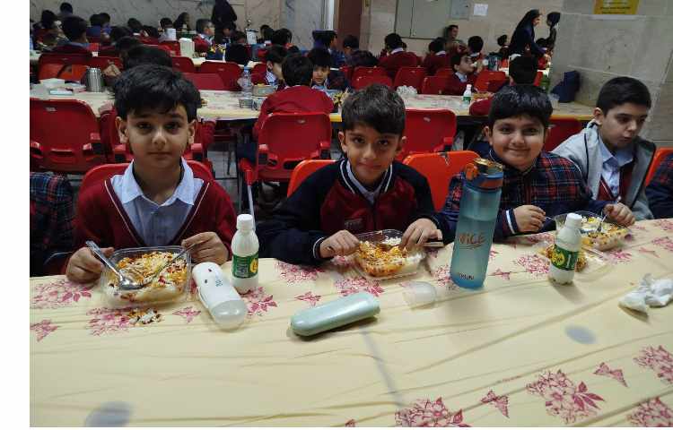 توزیع ناهار در سالن ناهارخوری 1