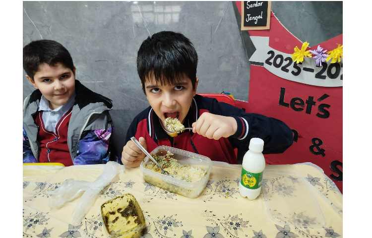 توزیع ناهار در سالن ناهارخوری 1