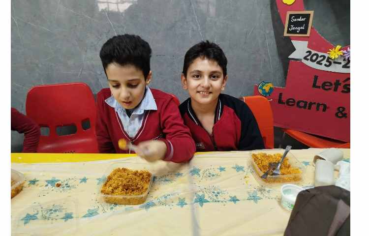 توزیع ناهار در سالن ناهارخوری 1