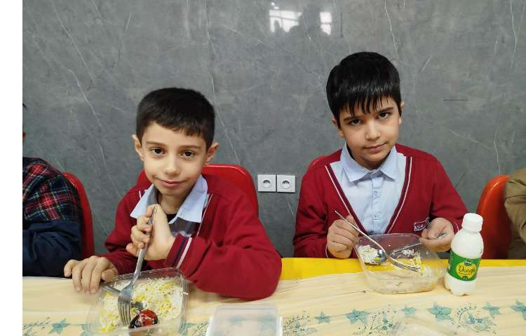 توزیع ناهار در سالن ناهارخوری 1