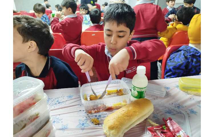 توزیع ناهار در سالن ناهارخوری 1