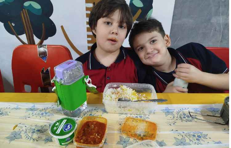 توزیع ناهار در سالن ناهارخوری 1