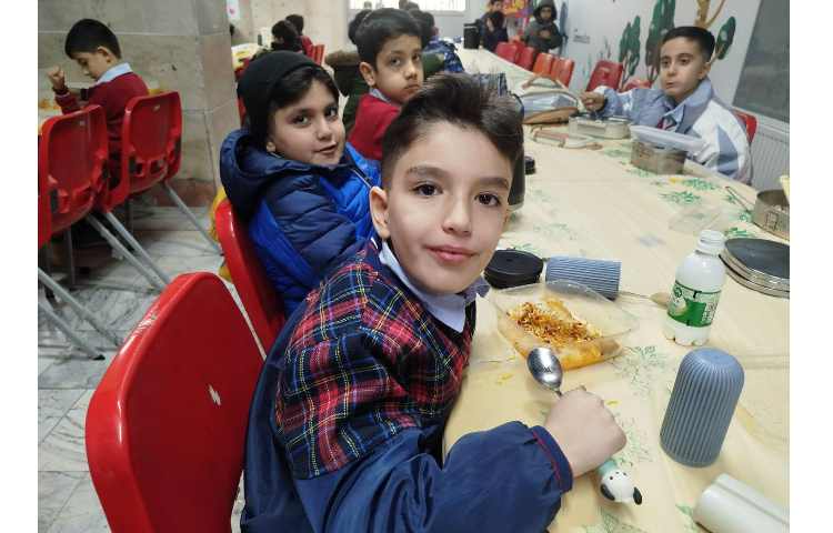 توزیع ناهار در سالن ناهارخوری 1