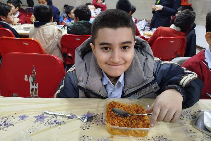 توزیع ناهار در سالن ناهارخوری 1