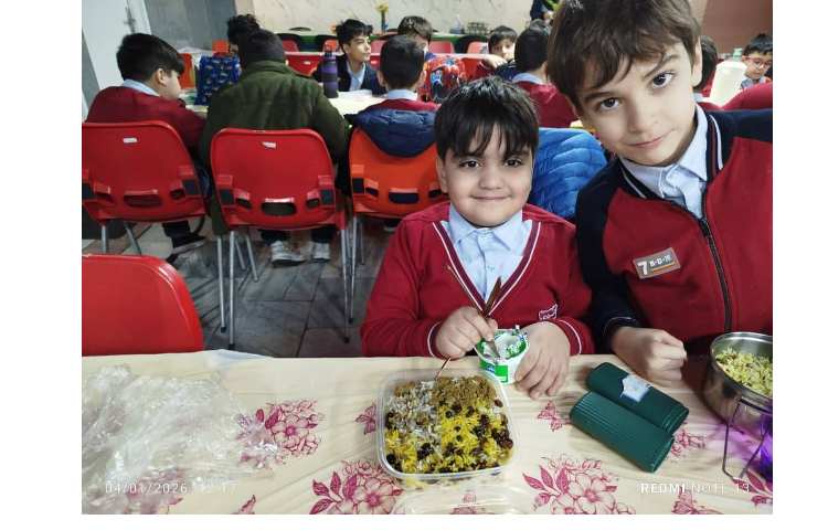 توزیع ناهار در سالن ناهارخوری 1