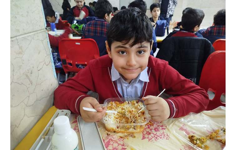 توزیع ناهار در سالن ناهارخوری 1