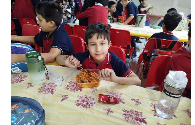 توزیع ناهار در سالن ناهارخوری 10