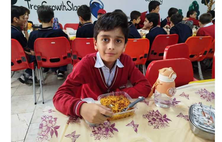 توزیع ناهار در سالن ناهارخوری 10