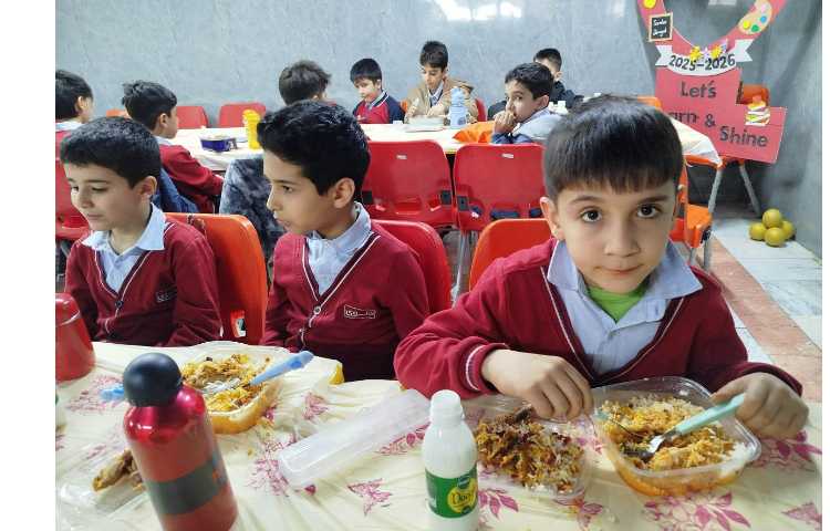 توزیع ناهار در سالن ناهارخوری 10