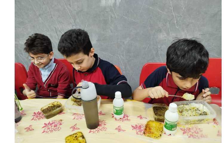 توزیع ناهار در سالن ناهارخوری 10