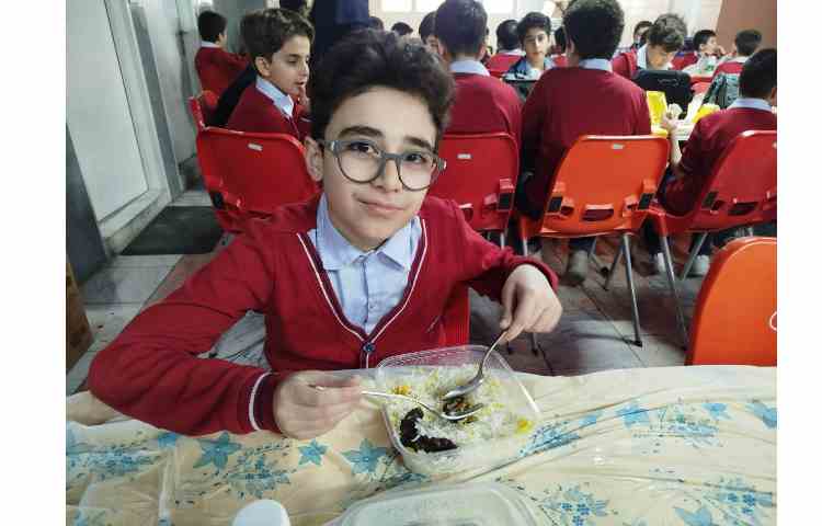 توزیع ناهار در سالن ناهارخوری 10