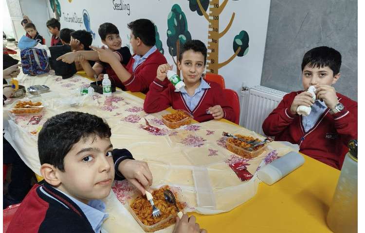 توزیع ناهار در سالن ناهارخوری 11