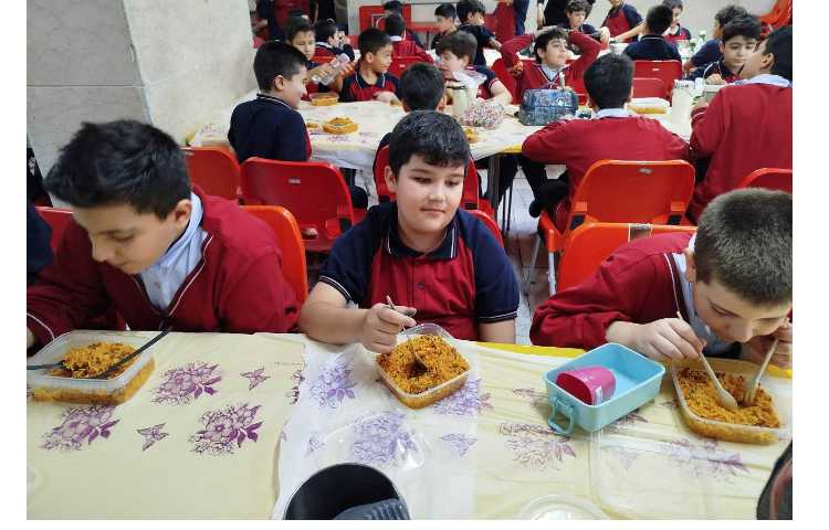 توزیع ناهار در سالن ناهارخوری 11