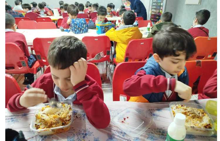 توزیع ناهار در سالن ناهارخوری 11