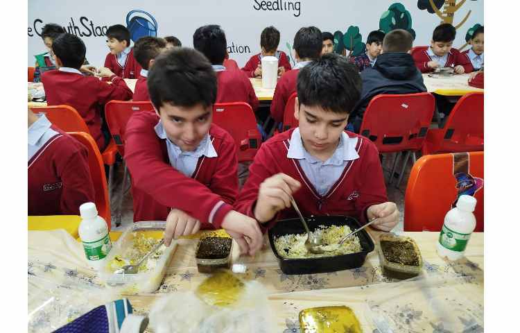 توزیع ناهار در سالن ناهارخوری 11