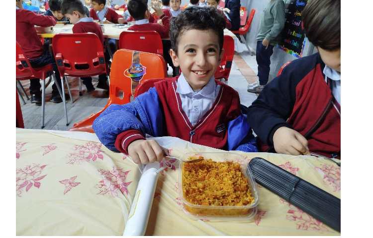 توزیع ناهار در سالن ناهارخوری 11