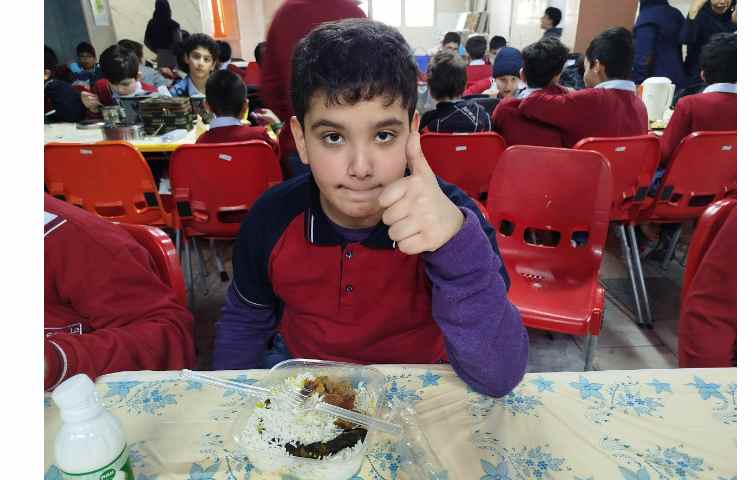 توزیع ناهار در سالن ناهارخوری 11