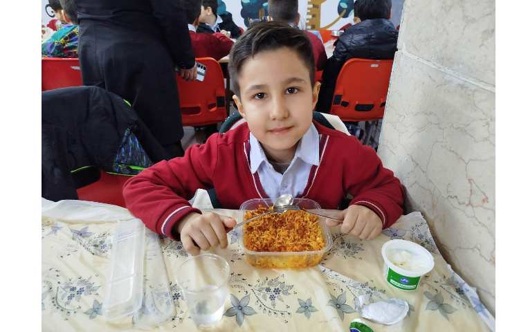 توزیع ناهار در سالن ناهارخوری 11