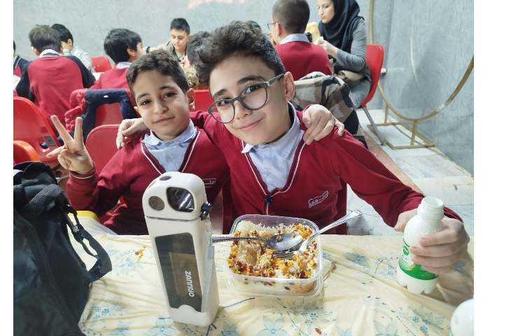 توزیع ناهار در سالن ناهارخوری 11