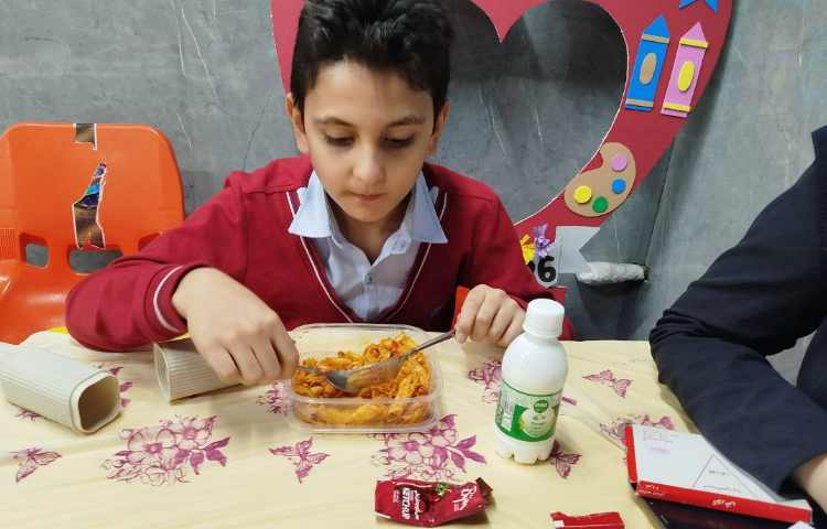 توزیع ناهار در سالن ناهارخوری 12