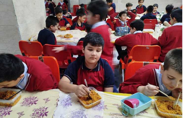 توزیع ناهار در سالن ناهارخوری 12