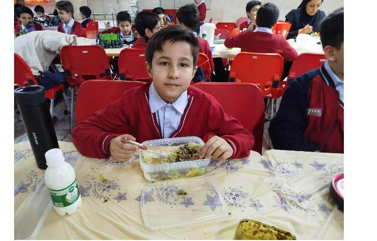 توزیع ناهار در سالن ناهارخوری 12