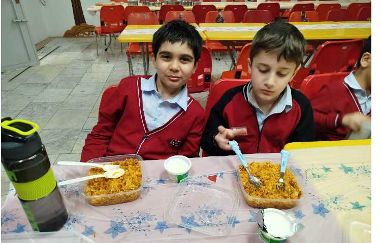 توزیع ناهار در سالن ناهارخوری 12