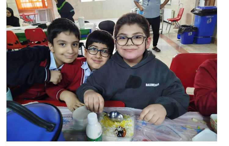 توزیع ناهار در سالن ناهارخوری 12