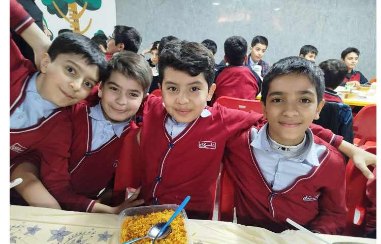 توزیع ناهار در سالن ناهارخوری 12