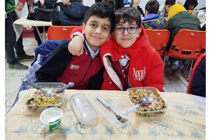 توزیع ناهار در سالن ناهارخوری 12