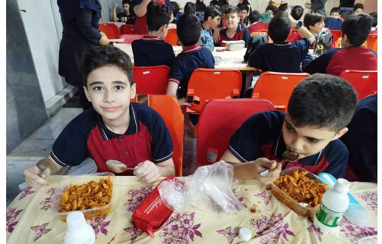 توزیع ناهار در سالن ناهارخوری 13